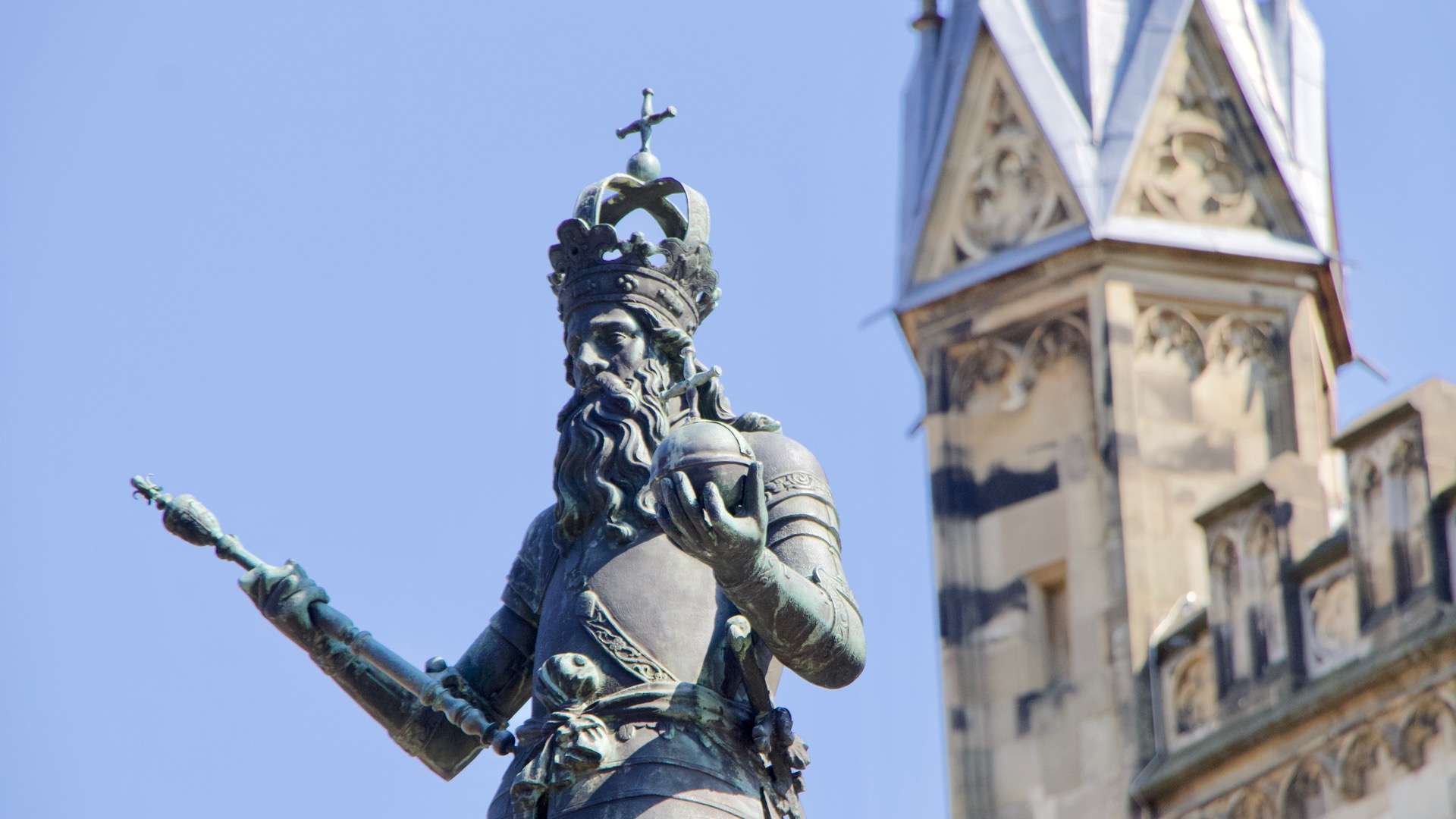 Kaiser Karl auf dem Marktplatz mit Rathauskulisse