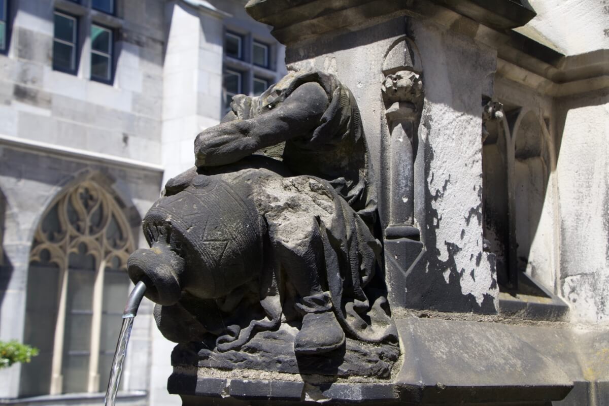 Paradiesbrunnen Aachen schöne Altstadt
