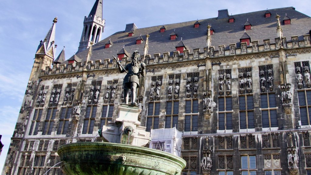 Karl mit Brunnen vorm Rathaus