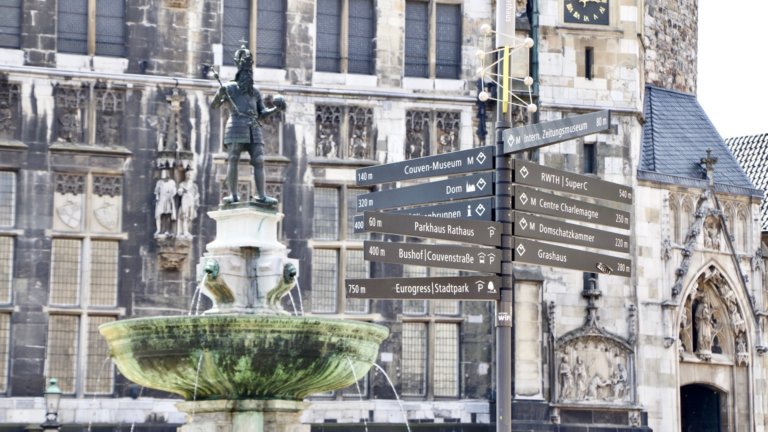 Marktbrunnen mi Kaiser Karl und Wegweisern