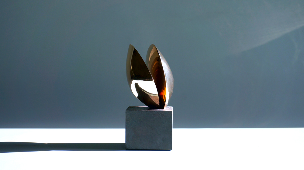 Steve Busch
"Noi (modesto)", 2020, hochpolierte Bronzeplastik auf Stahlsockel, Höhe ca. 13,7 cm
Auflage insgesamt 25 Exemplare
1.700,- € 
