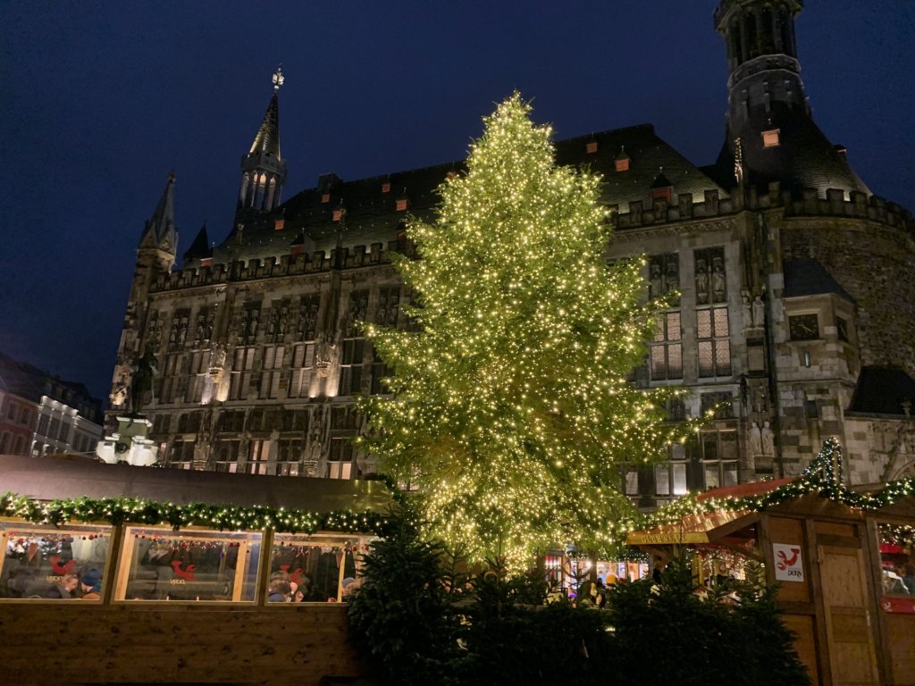 Aachener Weihnachtsmarkt bei Dunkelheit - 1 (1)