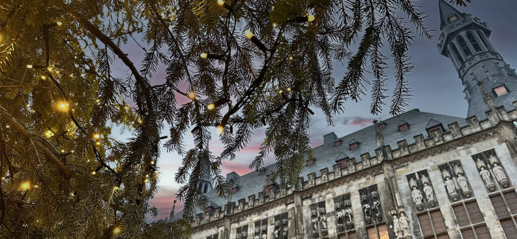 aachen-schoene-altstadt-aachener-weihnachtsmarkt-rathaus-tannenbaum