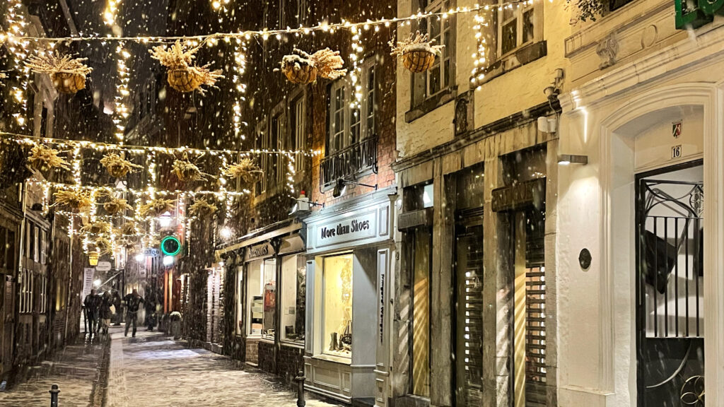 Aachen-schoene-Altstadt-Koerbergasse-im-Schnee